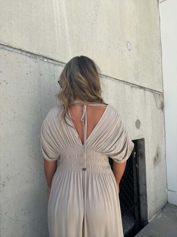 Lumi™ | LANGES MAXIKLEID MIT GESCHLITZTEM V-AUSSCHNITT OHNE AUFWAND